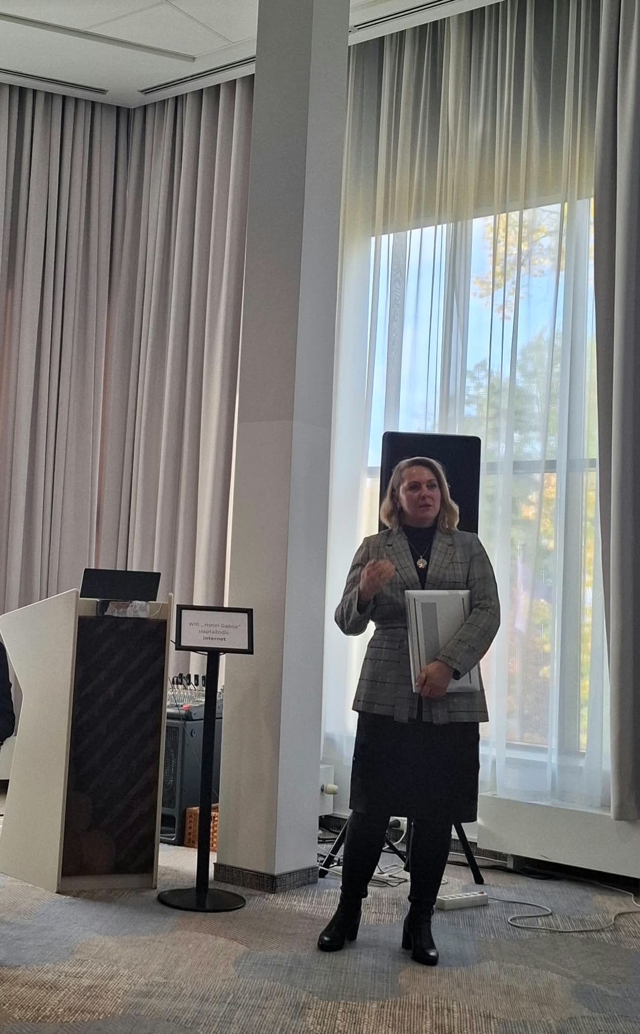 Advokatė dr. Marina Gušauskienė skaito pranešimą Šeimos teisės forume